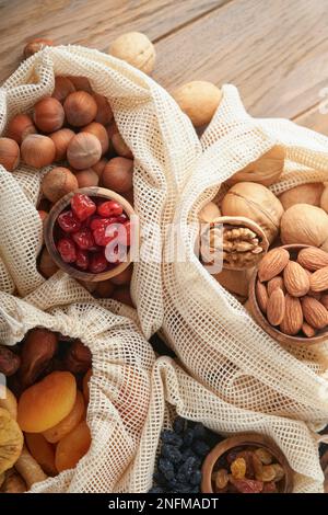 TU Bishvat-Festungskonzept. Mischung aus Trockenfrüchten und Nussmandeln, Haselnüssen, Walnüssen, Aprikosen, Pflaumen, Kirschen, Rosinen, Datteln, Äpfel, Feigen Stockfoto