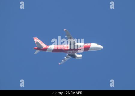 Chiangmai, Thailand - Dezember 5 2022: 9M-AHJ Airbus A320-200 von AirAsia. Fahren Sie vom Flughafen Chiangmai nach Kuala lumpur, Malaysia. Stockfoto