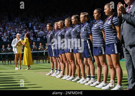 HRH Catherine, die Prinzessin von Wales trifft die Singles-Champion Elena Rybakina nach dem Finale der Wimbledon Championships 2022 Stockfoto