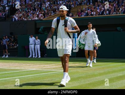 Nick Kyrgios betritt den Centre Court vor seinem Finale der Herren-Singles gegen Novak Djokovic bei den Wimbledon Championships 2022 Stockfoto