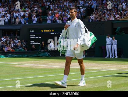 Novak Djokovic betritt den Centre Court vor seinem Finale der Herren-Singles gegen Nick Kyrgios bei den Wimbledon Championships 2022 Stockfoto