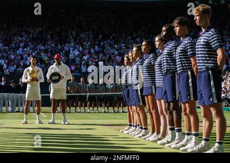 menÕs Singles Champion Novak Djokovic mit seiner Gewinnertrophäe und dem Nächstplatzierten Nick Kyrgios bei den Wimbledon Championships 2022. Im All England Stockfoto