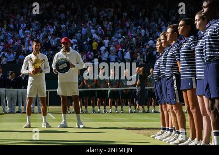 menÕs Singles Champion Novak Djokovic mit seiner Gewinnertrophäe und dem Nächstplatzierten Nick Kyrgios bei den Wimbledon Championships 2022. Im All England Stockfoto