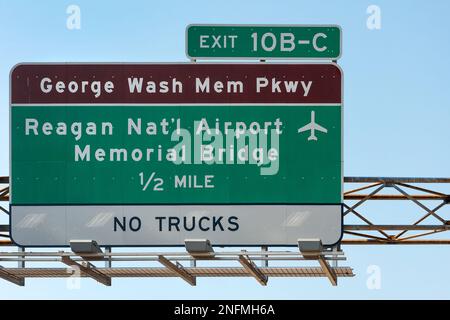 Wegweiser zum internationalen Flughafen Reagan an der Interstate 395 (I-395), Washington DC Area, USA Stockfoto