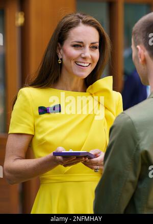 Catherine, HRH, die Prinzessin von Wales trifft Mitglieder der Öffentlichkeit bei den Wimbledon Championships 2022 Stockfoto