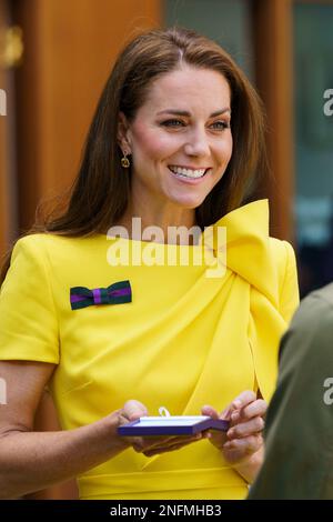 Catherine, HRH, die Prinzessin von Wales trifft Mitglieder der Öffentlichkeit bei den Wimbledon Championships 2022 Stockfoto