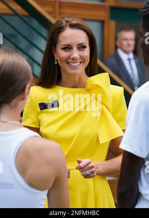 Catherine, HRH, die Prinzessin von Wales trifft Mitglieder der Öffentlichkeit bei den Wimbledon Championships 2022 Stockfoto