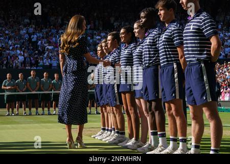 HRH Catherine, die Prinzessin von Wales trifft Balljungen bei den Meisterschaften 2022. Findet im All England Lawn Tennis Club in Wimbledon statt. Stockfoto