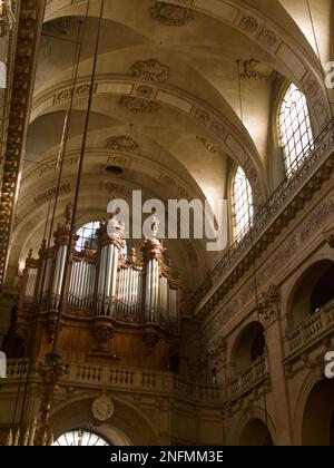 Blick Auf Die Galerie Orgel In Der Eglise Kirche Saint Paul Saint Louis, Marais, Paris Frankreich Stockfoto