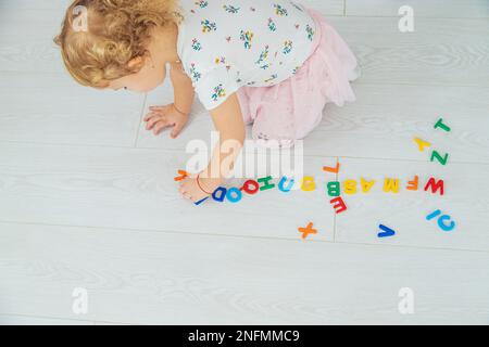 Das Kind lernt Zahlen und Buchstaben. Selektiver Fokus. Kleiner. Stockfoto