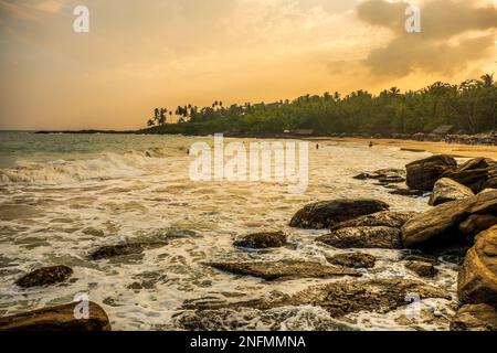 Tropische Sandstrände in Goyambokka in der Nähe von Tangalle an der Südküste Sri Lankas im Indischen Ozean Stockfoto