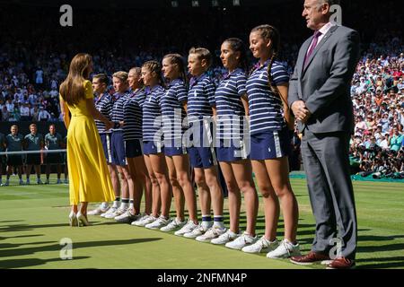 HRH Catherine, die Prinzessin von Wales trifft Balljungen bei der Wimbledon Championships 2022 . Stockfoto