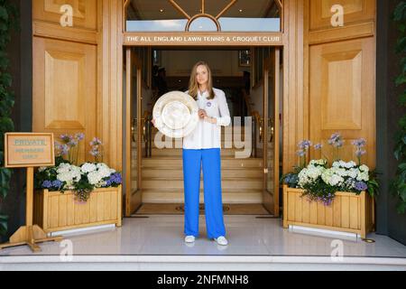 Elena Rybakina posiert mit ihrer Champions-Trophäe, der Venus Rosewater Dish, nachdem sie bei den Meisterschaften 2022 das Damen-Singles-Tennis-Finale gewonnen hat. Stockfoto