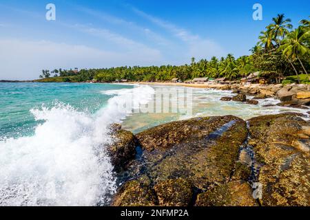 Tropische Sandstrände in Goyambokka in der Nähe von Tangalle an der Südküste Sri Lankas im Indischen Ozean Stockfoto