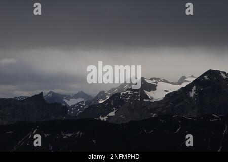 Dunkler Himmel über den Bergen im Berner Oberland. Stockfoto