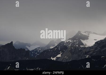 Dunkler Himmel über den Bergen im Berner Oberland. Stockfoto