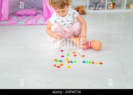 Das Kind lernt Zahlen und Buchstaben. Selektiver Fokus. Kleiner. Stockfoto