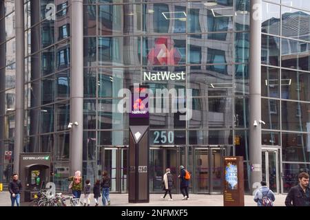London, Großbritannien. 17. Februar 2023 Außenansicht der Zentrale von NatWest in Bishopsgate. Stockfoto