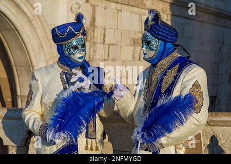 Karnevalsbesucher gekleidet in prächtigen Kostümen und Maske während des Karnevals 2023 in Venedig am Markusplatz, Venedig, Italien im Februar Stockfoto