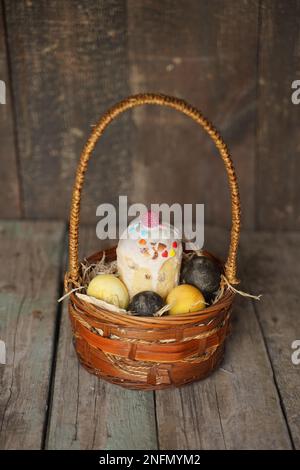 Traditionelle Ostergerichte mit Eiern und Brot im Korb. Urlaubshintergrund. Osterkorb gefüllt mit allen Arten von köstlichen Delikatessen, bereit für ein Stockfoto