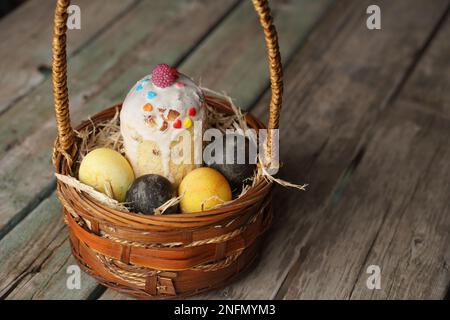 Traditionelle Ostergerichte mit Eiern und Brot im Korb. Urlaubshintergrund. Osterkorb gefüllt mit allen Arten von köstlichen Delikatessen, bereit für ein Stockfoto