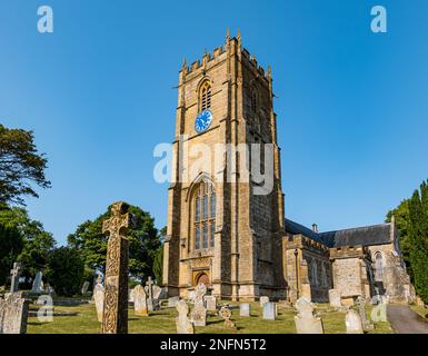 Außenansicht der St. Candida und Holy Cross Church mit Grabsteinen im Friedhof, Whitchurch Canonicorum, Dorset, England, Großbritannien Stockfoto