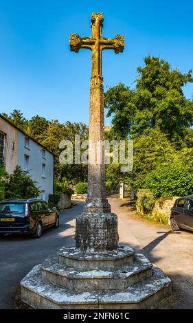 Altes abgenutztes Marktkreuz im Dorfzentrum, Whitchurch Canonicorum, Dorset, England, Großbritannien Stockfoto