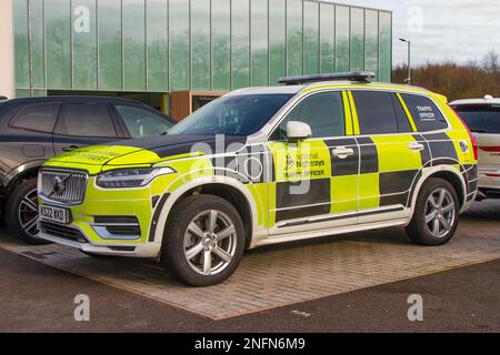 NATIONAL HIGHWAYS Traffic Officer, Volvo XC90 Inscrp EXP T8Rchrge, SUV Hybrid Electric 1969 cm3, Aufladen T8 455 310+145 Twin Engine 18,8Kwh PHEV Start/Stopp Neu- und Gebrauchtwagen werden auf dem Vorplatz und im Ausstellungsraum des Autohändlers zum Verkauf angeboten. Stockfoto