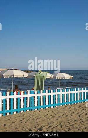 Zaun zur Abtrennung eines Privatstrands in Marina di Massa, Versilia, Toskana, Italien Stockfoto