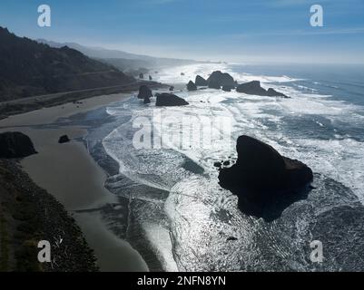 Die malerische Südküste Oregons strahlt am Nachmittag in der Sonne. Diese schroffe Region befindet sich am Samuel H. Boardman State Scenic Corridor. Stockfoto