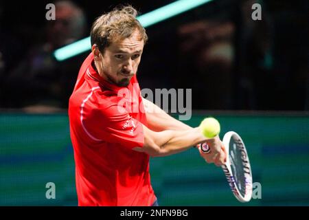 Rotterdam, Niederlande. 17. Februar 2023. ROTTERDAM, NIEDERLANDE - FEBRUAR 17: Daniil Medvedev aus Russland in Aktion während seines Viertelfinales der Männer gegen Felix Auger Aliassime aus Kanada am 5. Tag des 50. ABN AMRO Open im Rotterdam Ahoy am 17. Februar 2023 in Rotterdam, Niederlande (Foto von Joris Verwijst/BSR Agency) Kredit: Orange Pics BV/Alamy Live News Stockfoto
