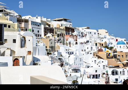 Oía, Santorin, Griechenland; 22. Juni 2022: Blick auf die weißen Häuser und gepflasterten Straßen in den Kykladen. Stadt am südlichen Ägäischen Meer Stockfoto