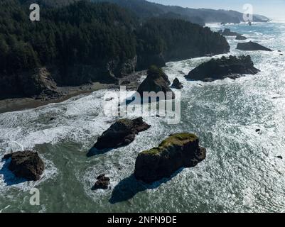Die malerische Südküste Oregons strahlt am Nachmittag in der Sonne. Diese schroffe Region befindet sich am Samuel H. Boardman State Scenic Corridor. Stockfoto