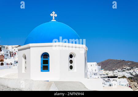 Oía, Santorin, Griechenland; 22. Juni 2022: Blick auf die weißen Häuser und gepflasterten Straßen in den Kykladen. Stadt am südlichen Ägäischen Meer Stockfoto