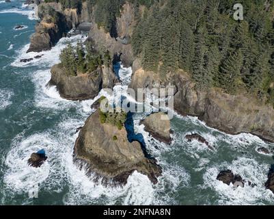 Die malerische Südküste Oregons strahlt am Nachmittag in der Sonne. Diese schroffe Region befindet sich am Samuel H. Boardman State Scenic Corridor. Stockfoto