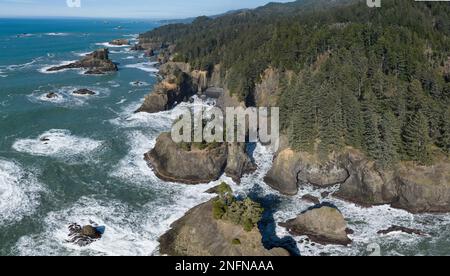 Die malerische Südküste Oregons strahlt am Nachmittag in der Sonne. Diese schroffe Region befindet sich am Samuel H. Boardman State Scenic Corridor. Stockfoto
