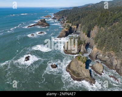 Die malerische Südküste Oregons strahlt am Nachmittag in der Sonne. Diese schroffe Region befindet sich am Samuel H. Boardman State Scenic Corridor. Stockfoto