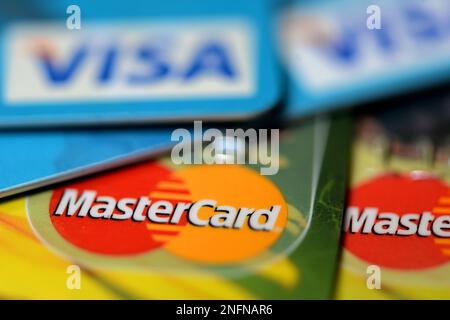 Prag, Tschechische Republik. 17. Februar 2023. Abbildung: Foto einer MASTERCARD und EINES VISA Logos auf einer Kreditkarte. Die meisten Kreditkarten haben eine Größe von 85,60 x 53,98 mm (3 3/8 Zoll Ã- 2 1/8 Zoll) und abgerundete Ecken mit einem Radius von 2,88''„3,48 Millimeter (9 Zoll/80 Zoll“„11/80 Zoll) gemäß ISO/IEC 7810 ID-1, die dieselbe Größe wie Geldautomaten und andere Zahlungskarten wie Debitkarten haben. (Kreditbild: © Slavek Ruta/ZUMA Press Wire) NUR REDAKTIONELLE VERWENDUNG! Nicht für den kommerziellen GEBRAUCH! Stockfoto