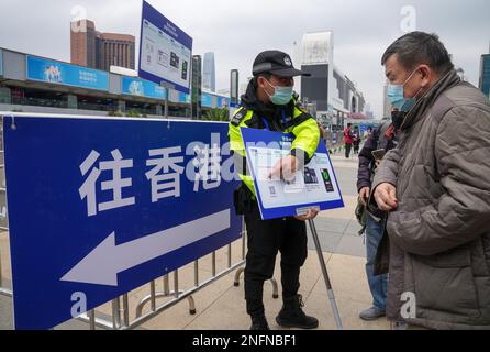 Reisende kommen am Kontrollpunkt Lo Wu in Shenzhen an und sind bereit, die Grenze nach Hongkong zu überqueren. Der Checkpoint beginnt mit dem Betrieb, da alle Grenzkontrollpunkte am 6. Februar 2023 wieder in Betrieb genommen werden. 06FEB23 SCMP/Sam Tsang Stockfoto