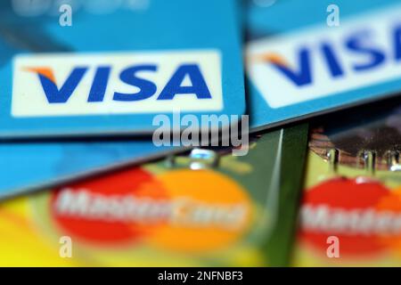 Prag, Tschechische Republik. 17. Februar 2023. Abbildung: Foto einer MASTERCARD und EINES VISA Logos auf einer Kreditkarte. Die meisten Kreditkarten haben eine Größe von 85,60 x 53,98 mm (3 3/8 Zoll Ã- 2 1/8 Zoll) und abgerundete Ecken mit einem Radius von 2,88''„3,48 Millimeter (9 Zoll/80 Zoll“„11/80 Zoll) gemäß ISO/IEC 7810 ID-1, die dieselbe Größe wie Geldautomaten und andere Zahlungskarten wie Debitkarten haben. (Kreditbild: © Slavek Ruta/ZUMA Press Wire) NUR REDAKTIONELLE VERWENDUNG! Nicht für den kommerziellen GEBRAUCH! Stockfoto