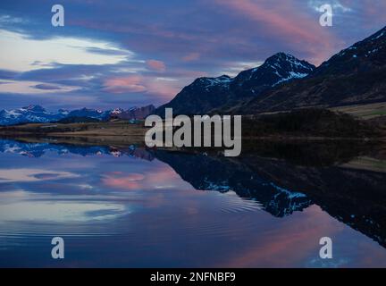 Die Reflexion der wunderschönen Berglandschaft am Strand Unstad in Lofoten, Norwegen Stockfoto