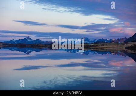 Die Reflexion der wunderschönen Berglandschaft am Strand Unstad in Lofoten, Norwegen Stockfoto