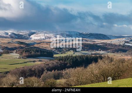 Eine Abdeckung aus frischem Schnee auf Cronkley fiel und Scar, von der Mittelseite aus gesehen, in starker Wintersonne Stockfoto