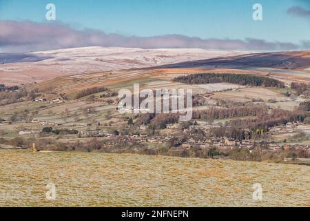 Middleton in Teesdale sticht vor einem frostigen und schneebedeckten Hintergrund bei herrlich klaren Bedingungen hervor. Stockfoto