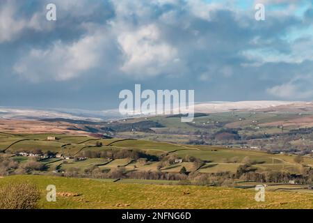 Die Aussicht vom Bail Hill über Mickleton auf den Dale in Richtung Harwood in der Ferne (wo die Schneelinie beginnt) und Ettersgill. Stockfoto