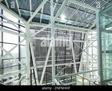 Fassade der Solarpaneele aus dem Inneren des modernen Gebäudes Stockfoto