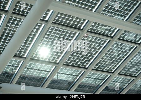 Fassade der Solarpaneele aus dem Inneren des modernen Gebäudes Stockfoto