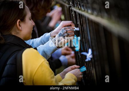 Edinburgh, Schottland, Freitag, 17. Februar 2023. Mehr als 400 Menschen versammelten sich bei einer Nachtwache am Bristo Square an der University of Edinburgh, um das Leben der Teenagerin Brianna Ghey zu ehren. Brianna Ghey war ein 16-jähriges britisches Transgender-Mädchen aus Birchwood in Warrington, Cheshire, England, das am 11. Februar 2023 in Warrington ermordet wurde. Stockfoto