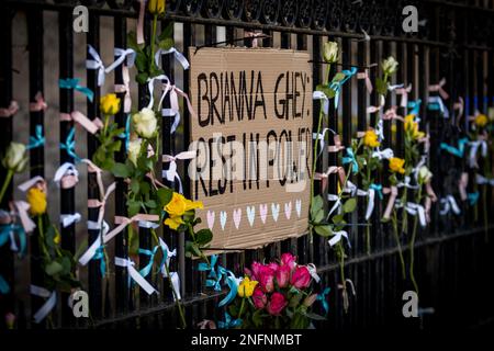 Edinburgh, Schottland, Freitag, 17. Februar 2023. Mehr als 400 Menschen versammelten sich bei einer Nachtwache am Bristo Square an der University of Edinburgh, um das Leben der Teenagerin Brianna Ghey zu ehren. Brianna Ghey war ein 16-jähriges britisches Transgender-Mädchen aus Birchwood in Warrington, Cheshire, England, das am 11. Februar 2023 in Warrington ermordet wurde. Stockfoto