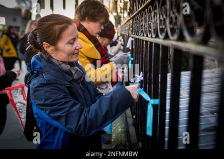 Edinburgh, Schottland, Freitag, 17. Februar 2023. Mehr als 400 Menschen versammelten sich bei einer Nachtwache am Bristo Square an der University of Edinburgh, um das Leben der Teenagerin Brianna Ghey zu ehren. Brianna Ghey war ein 16-jähriges britisches Transgender-Mädchen aus Birchwood in Warrington, Cheshire, England, das am 11. Februar 2023 in Warrington ermordet wurde. Stockfoto